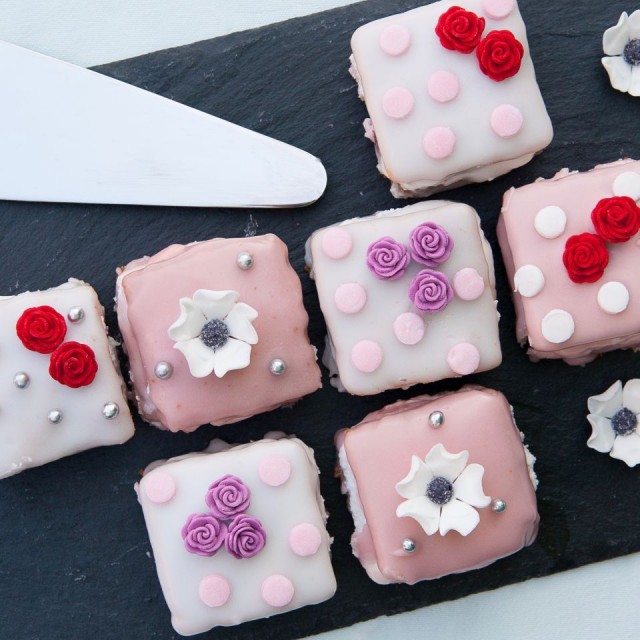 Petit fours van aardbeiencake