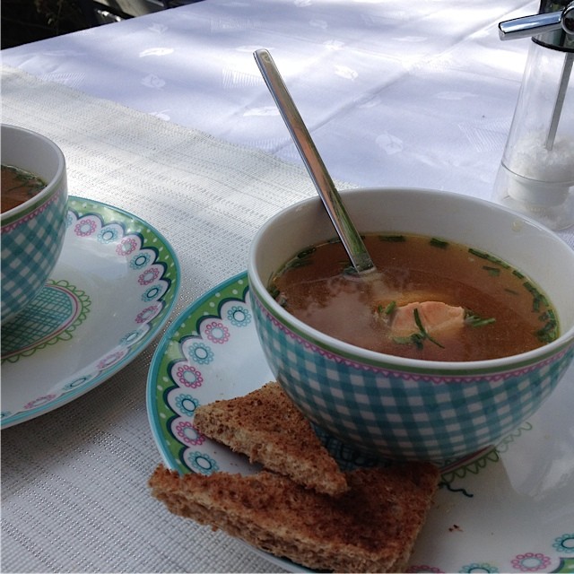 Saffraanbouillon met zalm