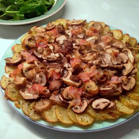 Aardappelpizza met paddenstoelen