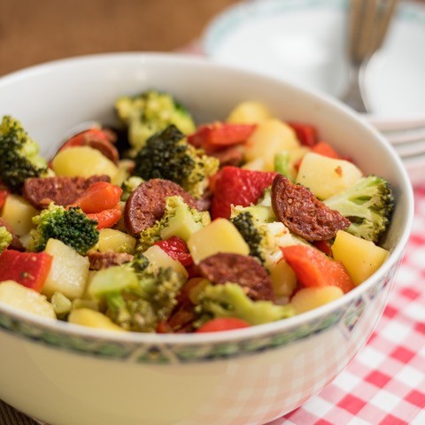 Maaltijdsalade met chorizo, paprika en aardappel