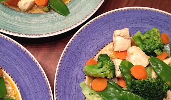 Currybouillon met kip en rijst