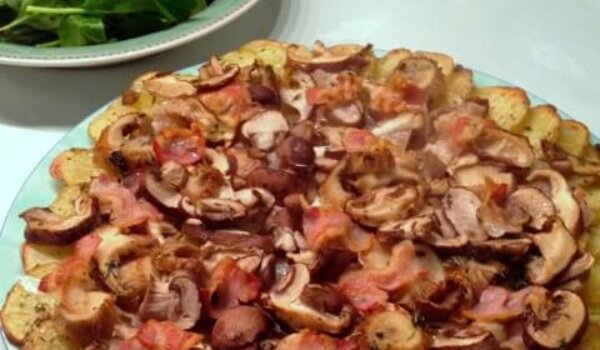 Aardappelpizza met paddenstoelen