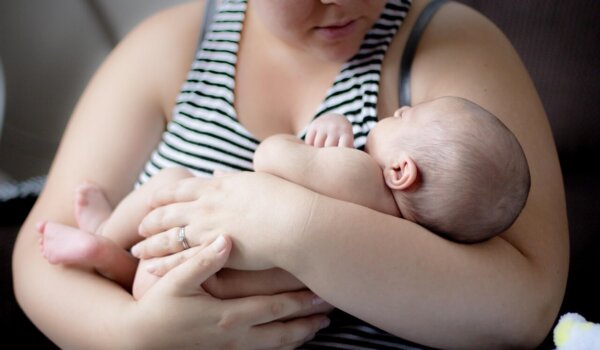 Dieet moeders tijdens borstvoeding maakt geen verschil in voedselallergie bij baby’s