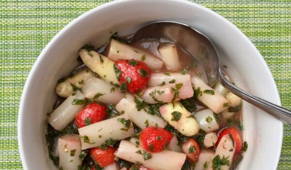 Aspergesalade met aardbeien