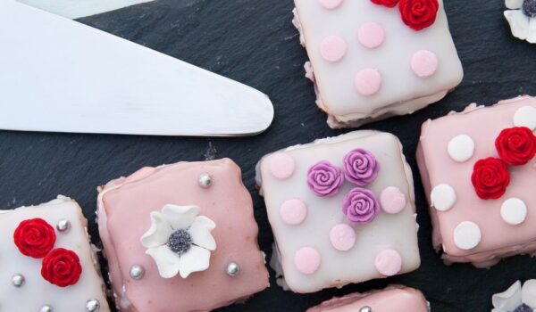 Petit fours van aardbeiencake